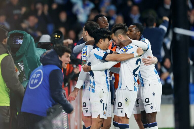 久保建英の「目をつむった祈り」は届かず失望…現地カメラマンが見た“近いようで遠い初タイトル”「タケら選手たちは打ちのめされた。だが」(15)