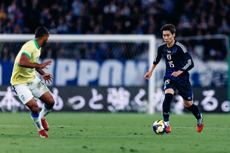【計30枚超：“テレビに映らない”日本代表ブラジル戦歴史的初勝利】ブラジル相手にもクールな鎌田大地…写真はまだまだ続きます　©Kiichi Matsumoto
