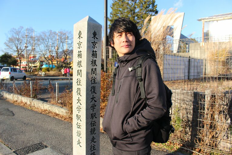 感慨深そうに目を細める筆者　©Number Web