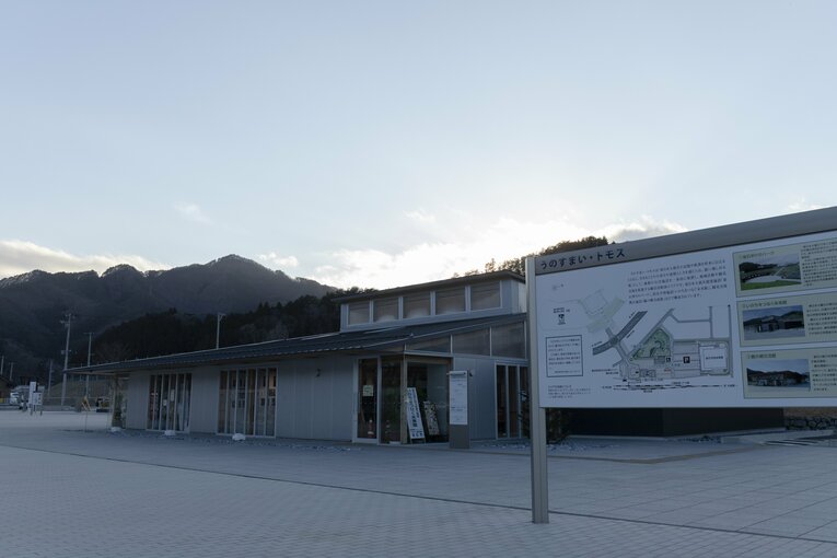 2019年3月にできた駅前の「うのすまい・トモス」。震災の被害を伝える「いのちをつなぐ未来館」「釜石祈りのパーク」などがある