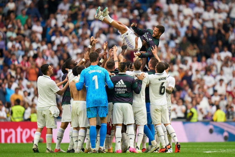 22-23シーズン終了後、同胞のクルトゥワらマドリー同僚に胴上げされるアザール　©Getty Images