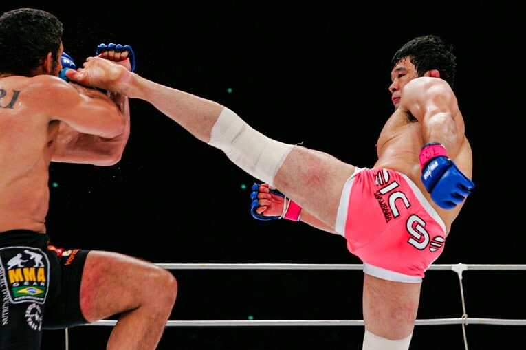 鋭いハイキックを放つ桜庭和志　©Susumu Nagao