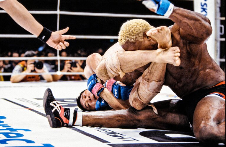 2003年11月、桜庭和志に腕十字を極められるランデルマン　©Susumu Nagao