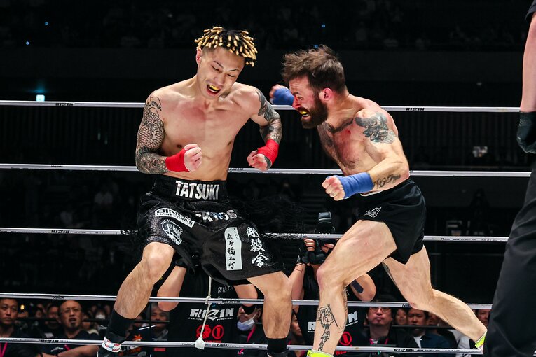 むき出しの拳で殴り合う篠塚とマルチネス。篠塚が笑みを浮かべる一方で、マルチネスの顔からは流血も見られた