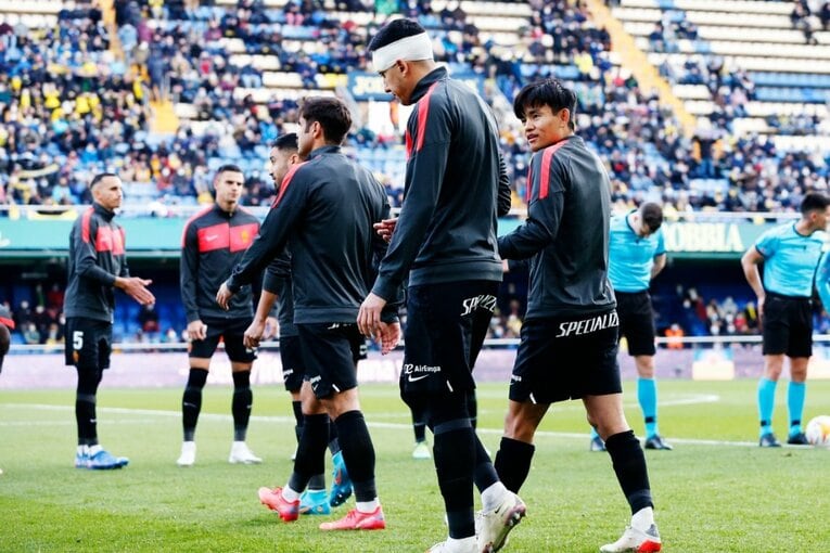 久保建英がエメリ戦術にハメられた？ “代表前の古巣ビジャレアル戦”撮影カメラマンが見た苦闘の要因〈少年ファンはユニをおねだり〉(12)