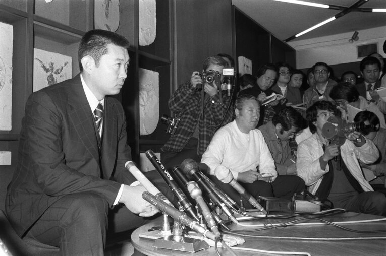 1979年2月、巨人入団会見時の江川　©JIJI PRESS