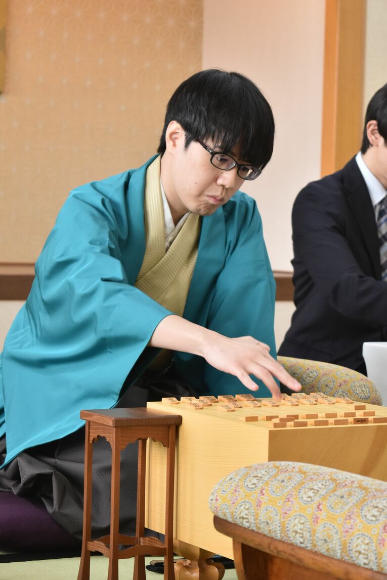 服部は今期棋聖戦以来となるタイトル戦挑戦へあと1勝としている　©日本将棋連盟