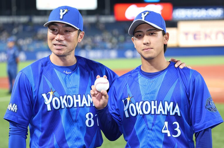 7月、プロ初勝利を挙げ相川亮二監督（左）に祝福される深沢鳳介 ／ photograph by JIJI PRESS