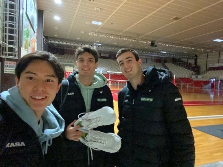 同世代のチームメイトであるボットロとフェデリコと写真におさまる高橋藍　©︎Ran Takahashi