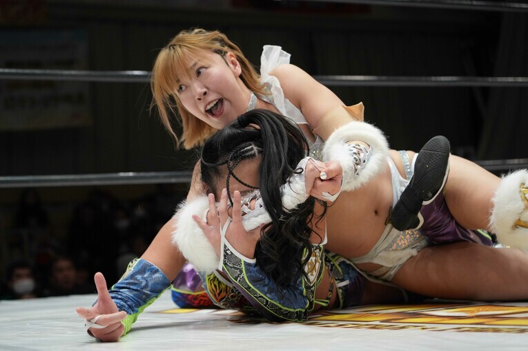 野崎渚をSTFに捕える桜井麻衣　©Essei Hara