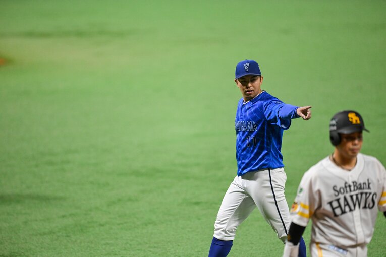 日本シリーズ第3戦、7回1失点の力投をみせたDeNA先発・東克樹　©︎Nanae Suzuki　