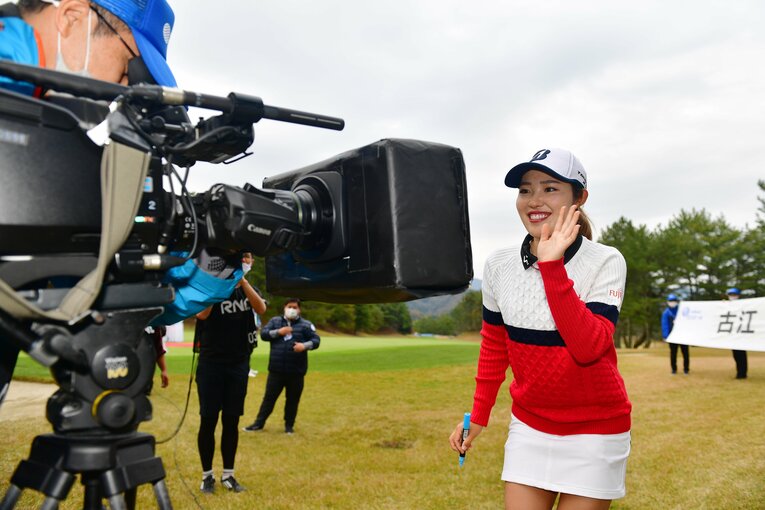 大王製紙エリエールレディスでツアー3勝目を飾り、カメラに笑顔を見せる古江彩佳　©︎Getty Images