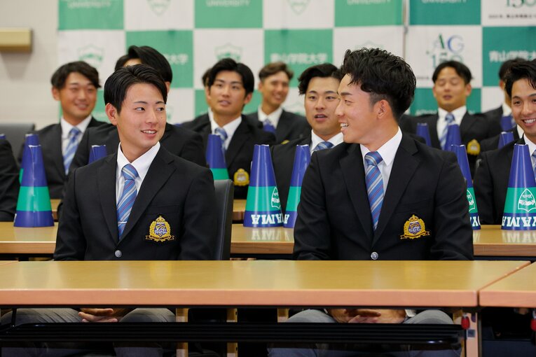 下村海翔に笑顔で祝福の言葉を贈る常廣羽也斗　©Shigeki Yamamoto