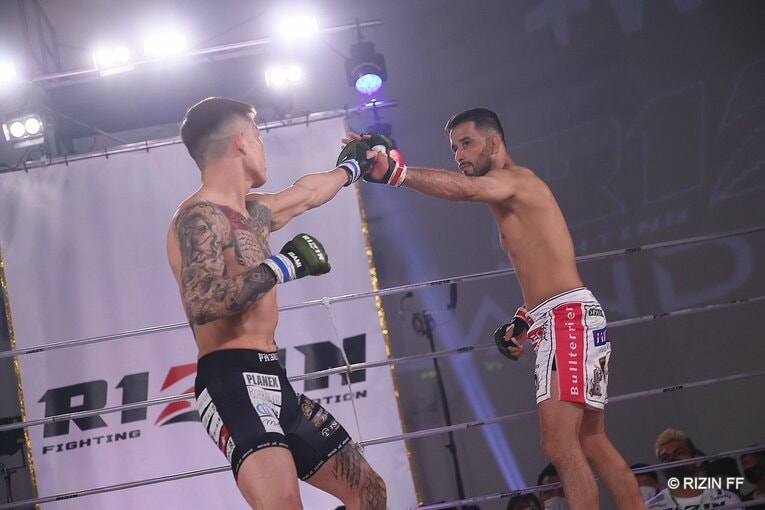 柔術を得意とするクレベルと、打撃を得意とする萩原の闘いとなった　©RIZIN FF