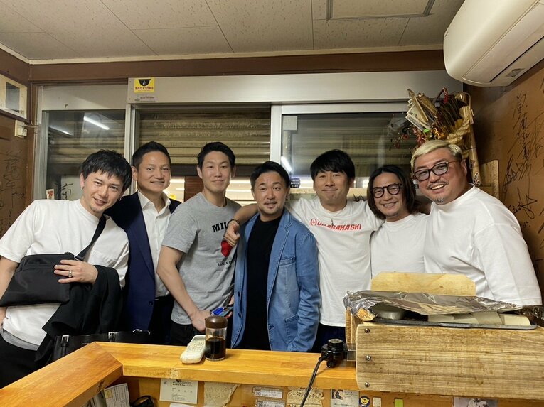 居酒屋「いきや」に集まるボクシング関係者たち（本人提供）