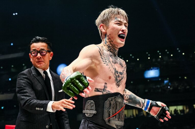 7月28日の『超RIZIN.3』で朝倉未来に勝利し、榊原信行CEOにベルトを授与される平本蓮。だが、その後SNS上で“ドーピング疑惑”が持ち上がった ／ photograph by RIZIN FF Susumu Nagao