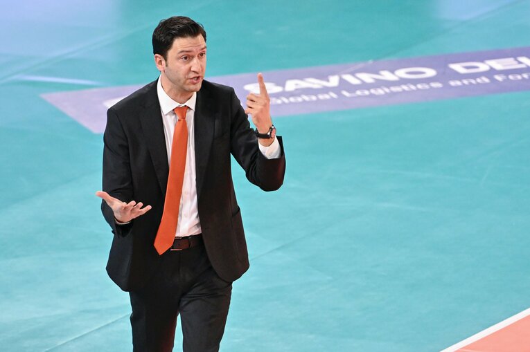 初の外国人監督としてバレーボール女子日本代表を率いるフェルハト・アクバシュ（39歳）©︎PA Images/AFLO