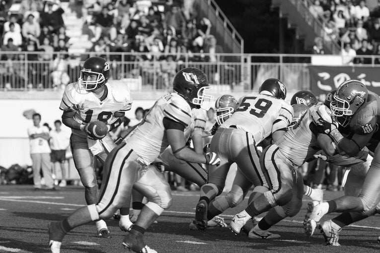 司令塔であるクオーターバックを務めた加藤（18番）／取材対象者提供