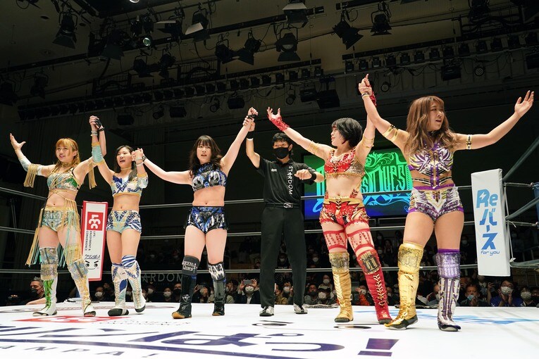 リングに集うQQのメンバー。中央が妃南、左から2人目が天咲光由