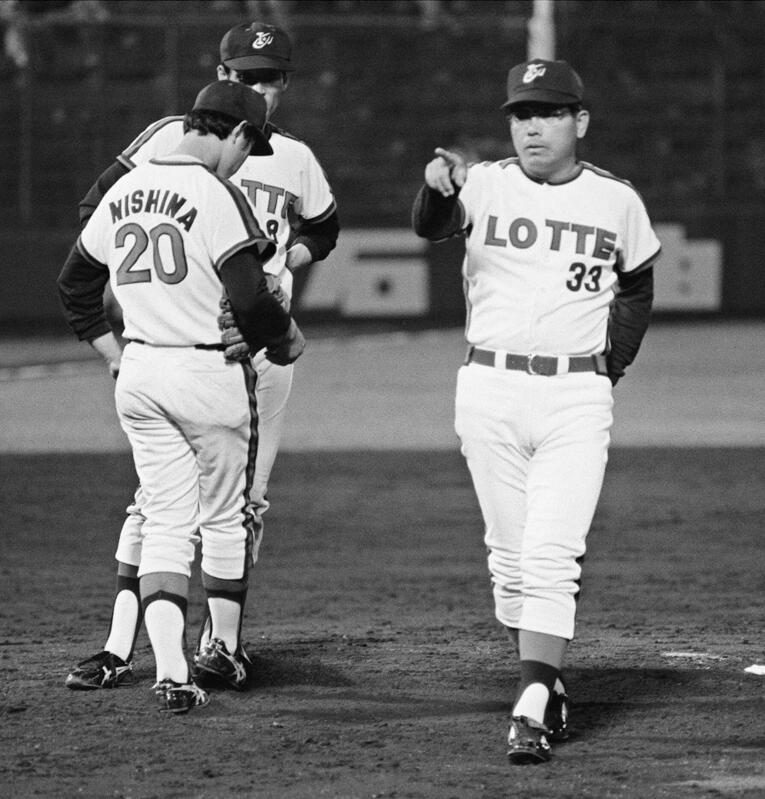 マウンドで投手交代を指示する山内一弘監督（1980年撮影） ©JIJI PRESS