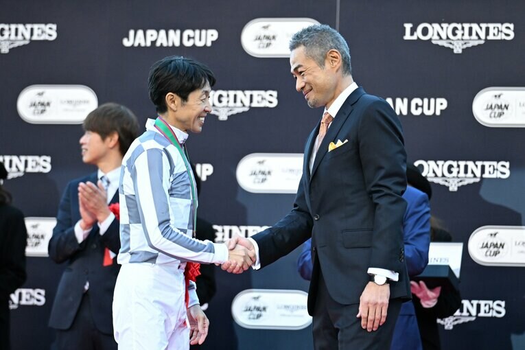 笑顔でガッチリと握手をかわす2人（6枚目／全10枚）©Keiji Ishikawa