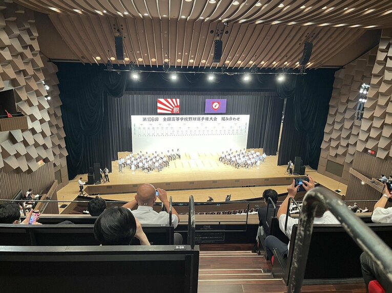 抽選会の様子。大阪桐蔭は、主将がくじを引く前から会場でどよめきが起きていた ©Number Web