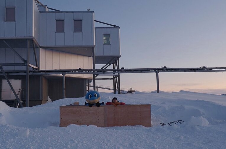 風呂に入る ／ photograph by 国立極地研究所・川崎フロンターレ