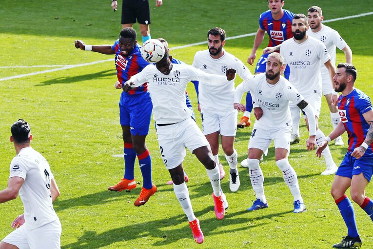 岡崎慎司と乾貴士が試合前笑顔で… 武藤嘉紀らリーガ勢は残留争いに生き残れるか【エイバルの美しい風景も激写】(10)