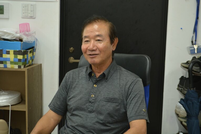 エナジックスポーツ高等学院野球部の神谷嘉宗監督（70歳） ©Takarin Matsunaga