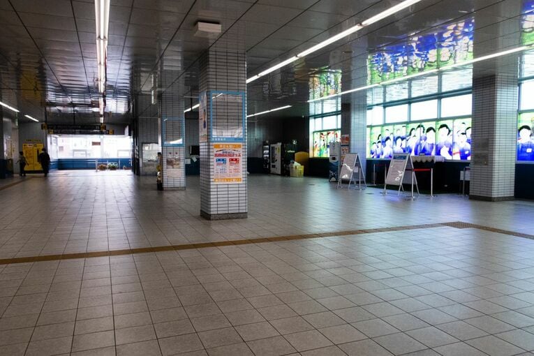 改札口を出ると『キャプテン翼』のステンドグラス（右）があった