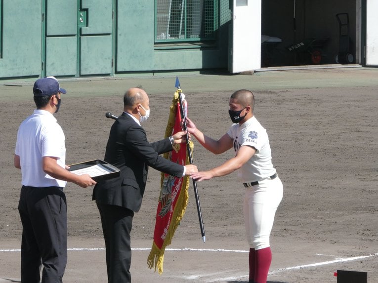 優勝旗を受け取る池田主将　©︎Noriko Yonemushi