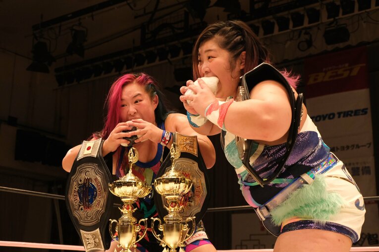 試合後に特大おにぎりを頬張る橋本と優宇