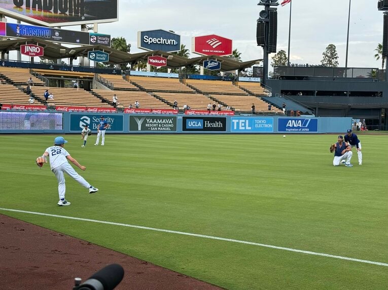 【全100枚超／涙なしには見られない…カーショーと大谷、ドジャースのテレビに映らない名場面】引退会見前、愛息と練習を共にするカーショー（写真はまだまだ続きます）　　©Naoyuki Yanagihara