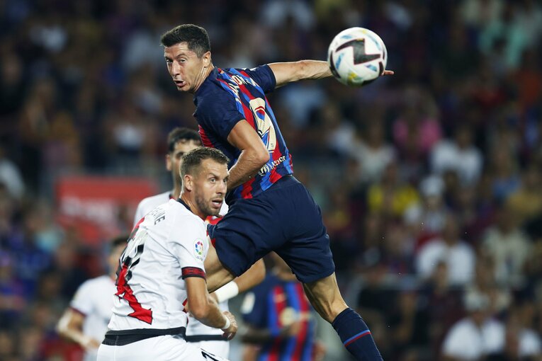 “財政難なのに大補強”バルサを激写　誹謗中傷されたデヨンクへの拍手、33歳レバンドフスキが作る深みとは〈次戦は久保建英ソシエダ〉(15)