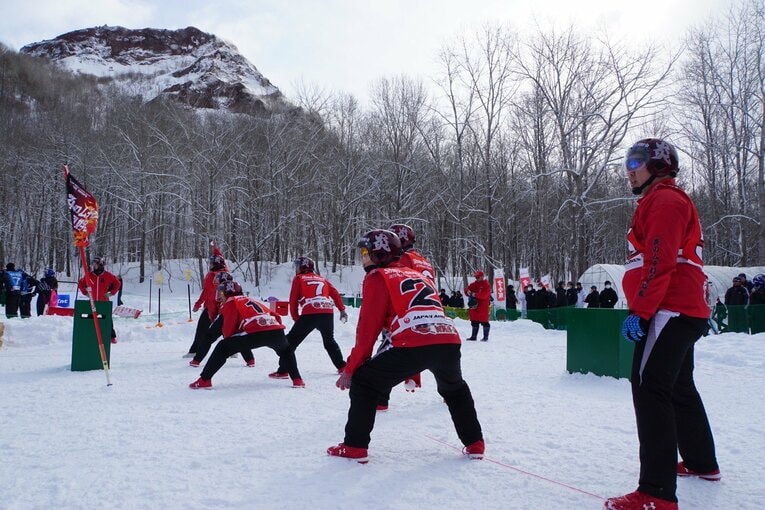 4年ぶりの「昭和新山国際雪合戦」。試合は7人対7人の3セットマッチ（1セット3分）で行われる。背後に見えるのがシンボルの昭和新山