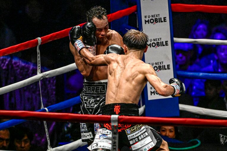 左右の連打でドネアを追い込む堤聖也　©Takuya Sugiyama