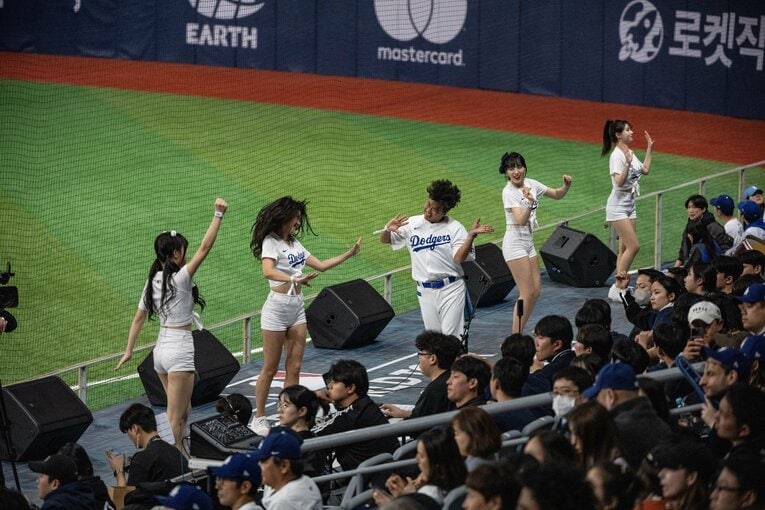 球場のドジャース観客席側の応援指導の様子　©Nanae Suzuki