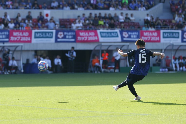 藤野の鮮やかなFK弾（全4枚中の2枚目）　©Shigeki Yamamoto