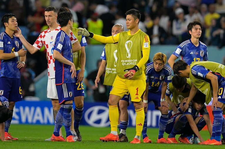 PK戦後、ペリシッチが日本の選手を慰める姿も　©Koki Nagahama/JMPA