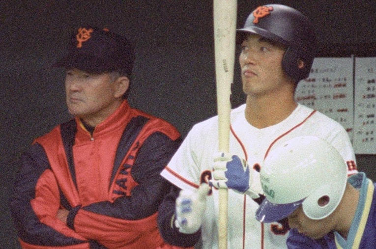 1993年、巨人にトレード移籍した長嶋一茂。同年4月10日、打席に向かう一茂（右）と長嶋茂雄監督 ／ photograph by KYODO