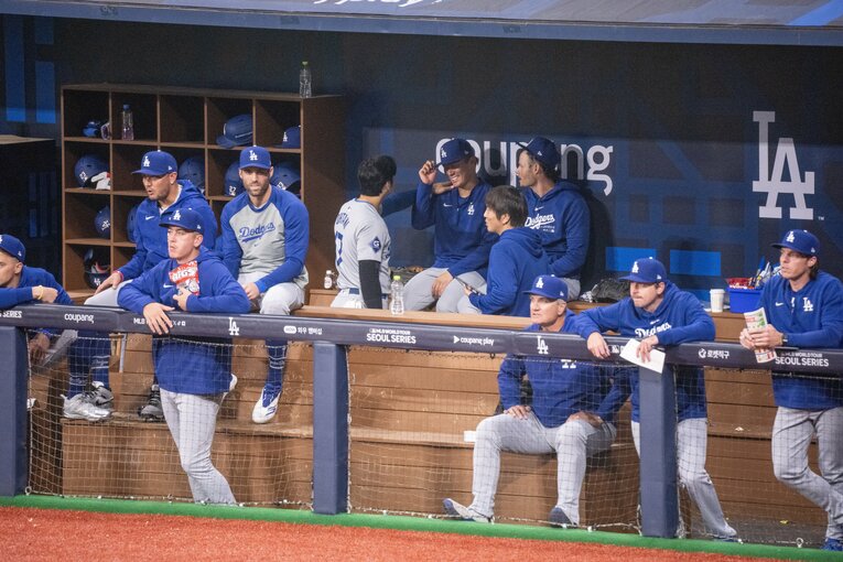 ベンチの様子（多数）。水原通訳の姿も　©Nanae Suzuki