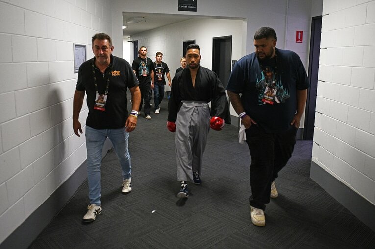 控室からリングへ向かう。右はトレーナーのコーベン、左はマネージャーのブレンドン　©Kokou Sekine