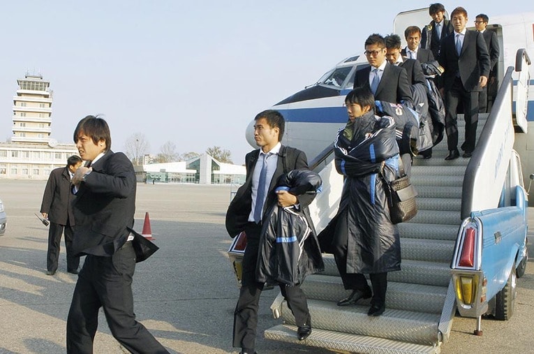 2011年11月14日、サッカーＷ杯3次予選の北朝鮮戦のため、平壌国際空港に到着した遠藤保仁ら日本代表（当時）　©代表撮影／JIJI PRESS