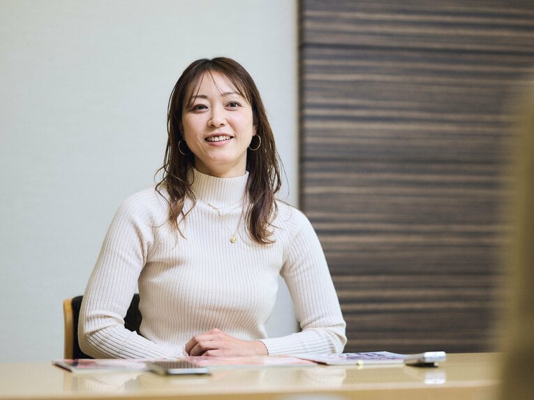 現在の納見佳容さん　©Yuki Suenaga