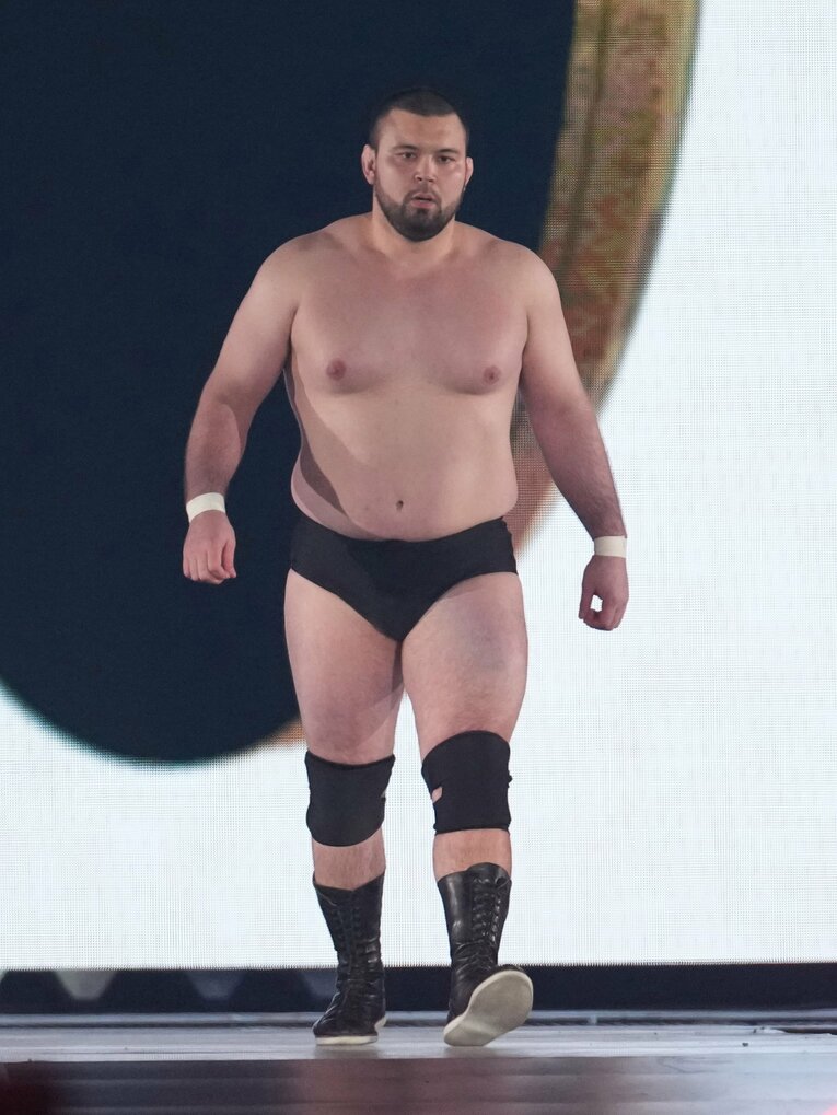 花道からリングに向かうウルフアロン　©Essei Hara