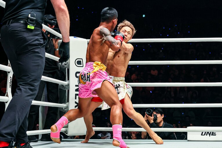 ロッタンの左フックが武尊の顔面をとらえた瞬間　©ONE Championship Susumu Nagao