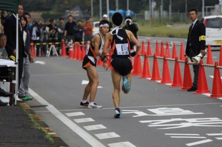 3区の増田から4区の真砂へのタスキリレー／増田さん提供