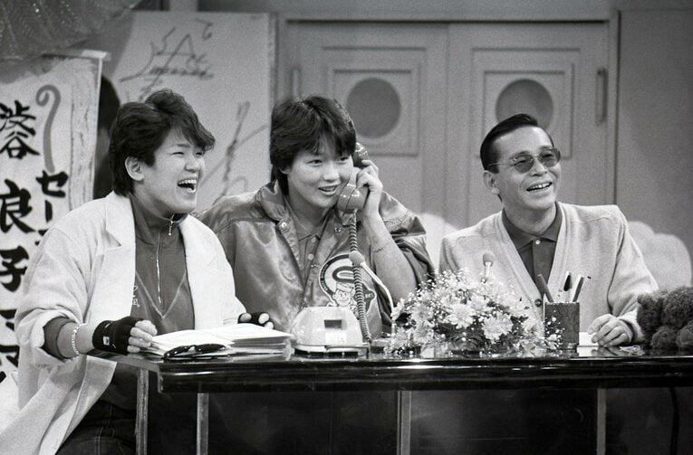 1985年にはフジテレビ系「笑っていいとも！」のテレフォンショッキングに出演してタモリ（右）と共演　©東京スポーツ新聞社