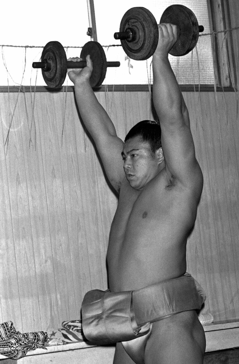 写真は1981年初め、脱臼クセを克服するため懸命の筋トレをする関脇時代（当時25歳）　©JIJI PRESS