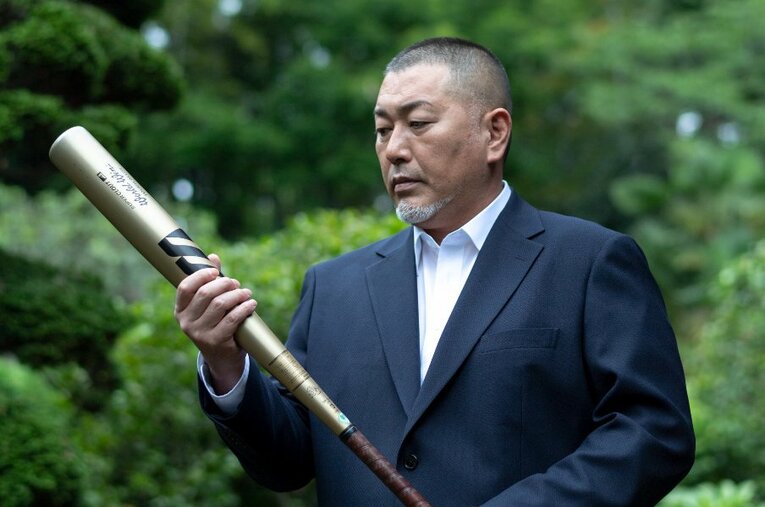 甲子園歴代最多の通算13本塁打を放った金属バット（現物）を握る清原和博（2018年撮影） ／ photograph by Takuya Sugiyama